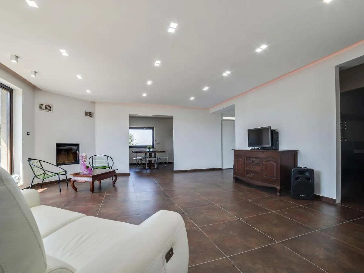 Belvilla By Oyo Modern Villa In Nissoria With Pool